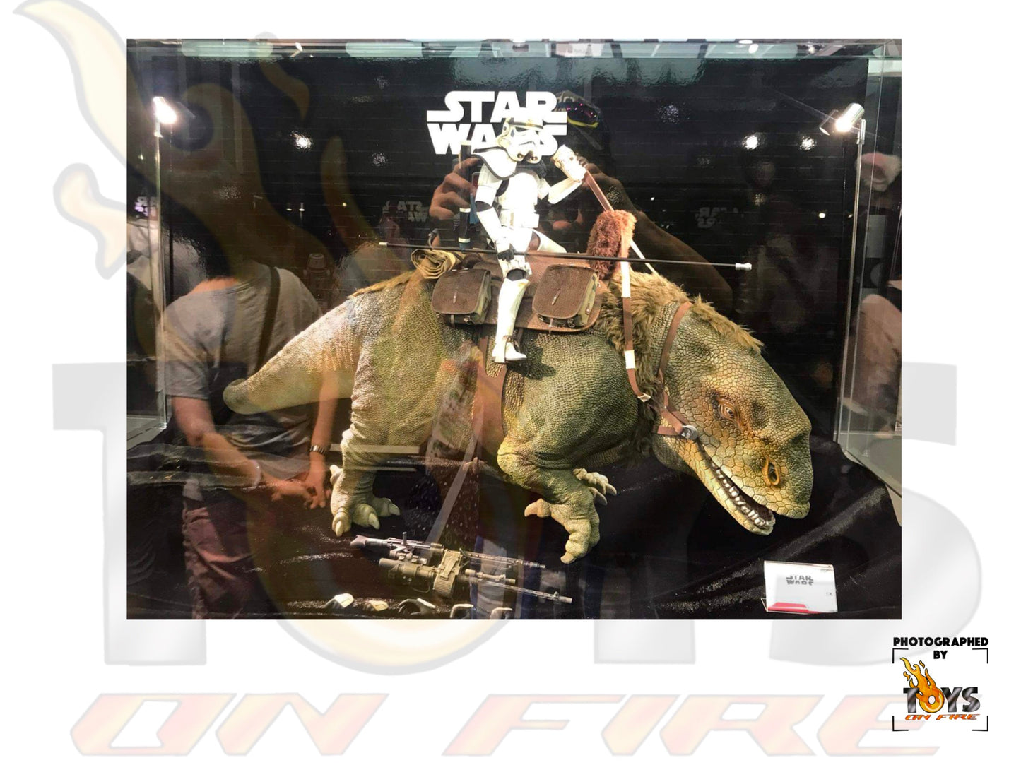 PRE-ORDER Hot Toys MMS722 “Star Wars: Episode IV A New Hope – Sandtrooper Sergeant & Dewback 1:6 Scale Collectible Figure Set